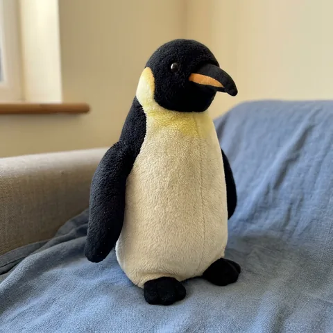 Foto des Pinguin-Kuscheltiers Pepino auf dem Sofa